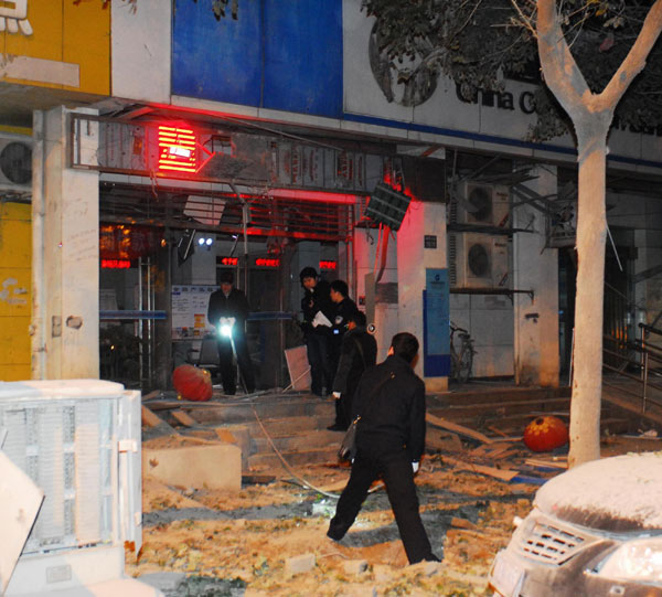 Blast outside bank kills two, injures over 10 in C China