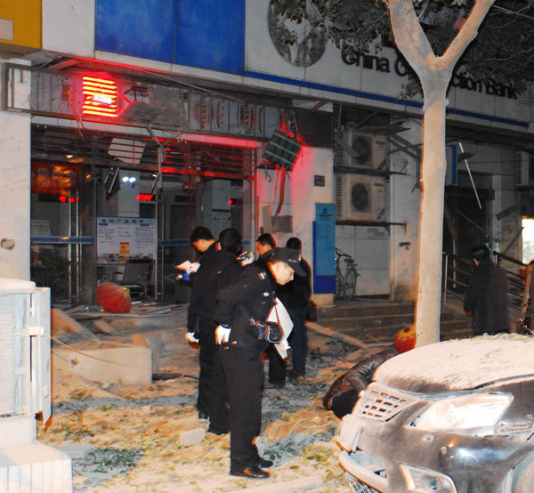 Blast outside bank kills two, injures over 10 in C China