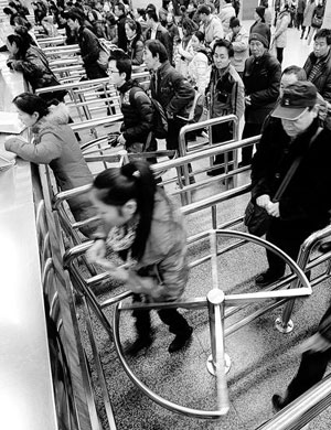 Device to prevent line jumping at rail station