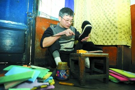 Man makes 400 shoes to repay childhood debt