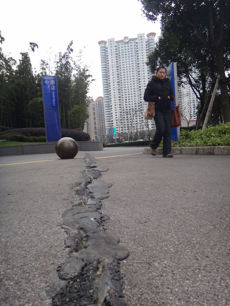 Cracks near super tower prove unsettling