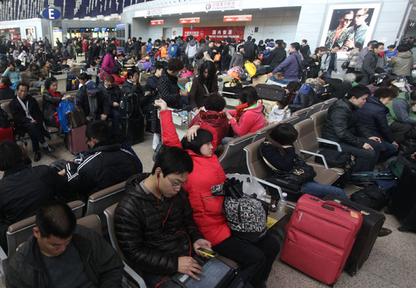 Fog disrupts trains and flights, strands travelers