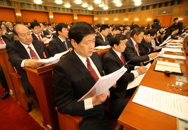 Photo: NPC deputies concentrate on work report