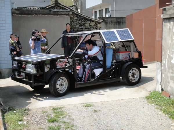 Student in E China develops solar car
