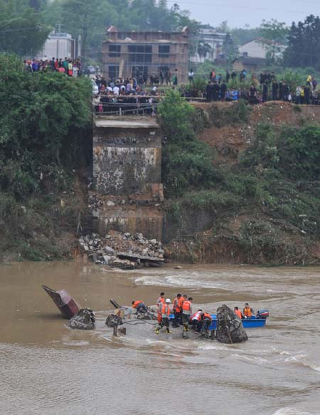 6 missing after bridge collapses