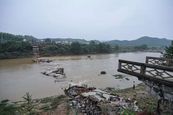6 missing after bridge collapses