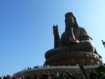 China's obsession over giant statues