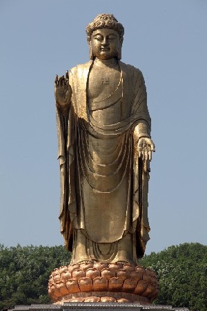 China's obsession over giant statues