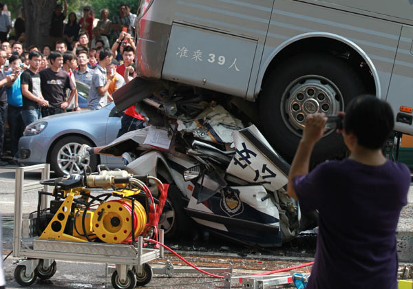 Bus crash kills police officer