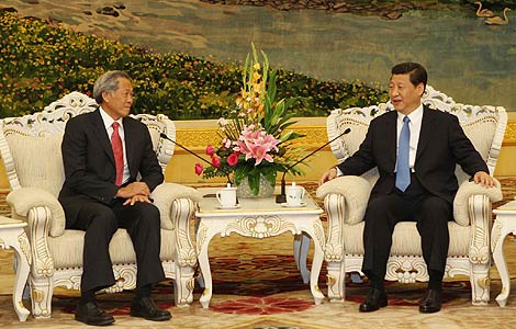 Xi calls on closer China-Singapore military exchanges