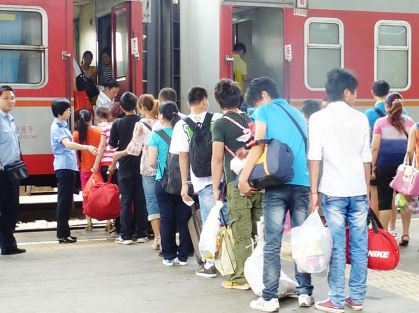 China adds more trains for holiday travel rush