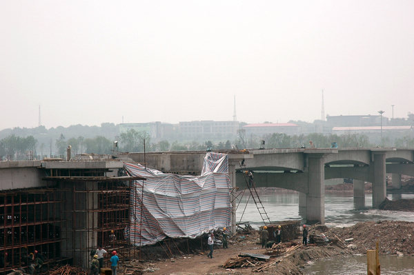 Bridge section collapses in NE China
