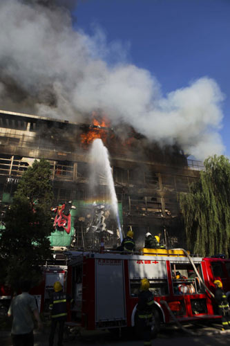 10 killed in North China mall fire
