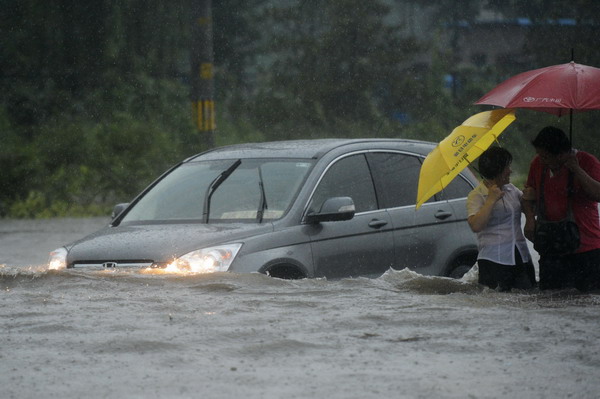 Beijing downpour kills 3, injures 6