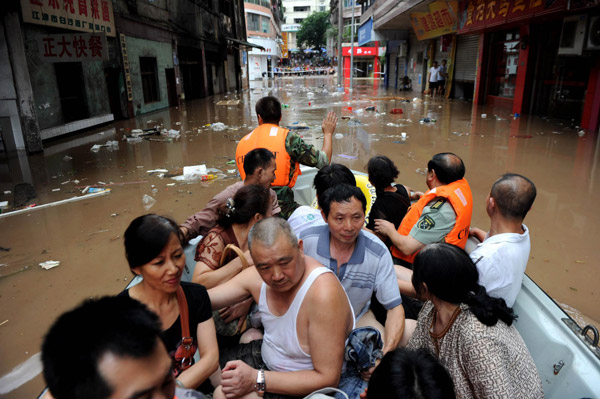 Boats urged off crowded Yangtze as flood peak nears