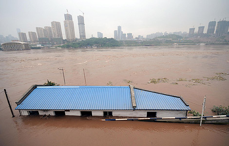 Boats urged off Yangtze as flood peak nears