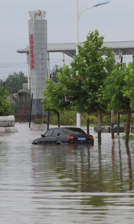 Typhoon-caused flood disrupts trains in Liaoning