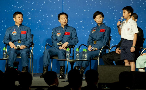 Shenzhou IX astronauts meet HK students