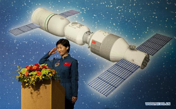 Shenzhou IX astronauts meet HK students