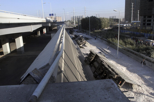 3 killed, 5 injured after bridge collapses