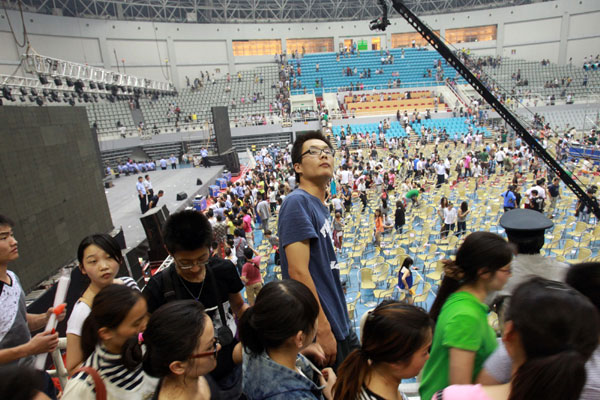 Frustrated crowd turns ugly at Henan concert