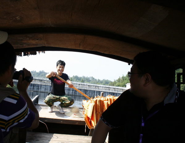 Hometown guide gives lake tours in E China