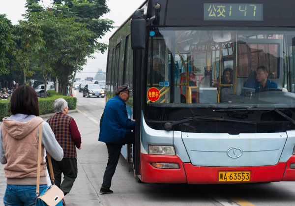 Chengdu waives bus fares to ease traffic woes