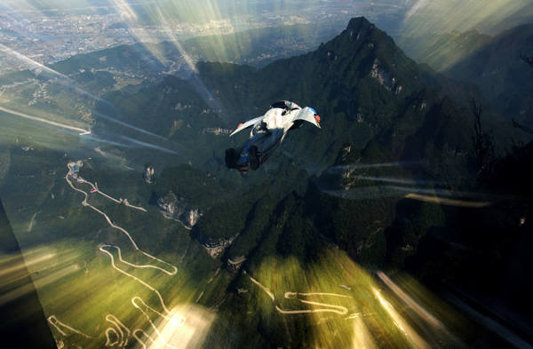 A bird? A plane? No, a Wingsuit champion