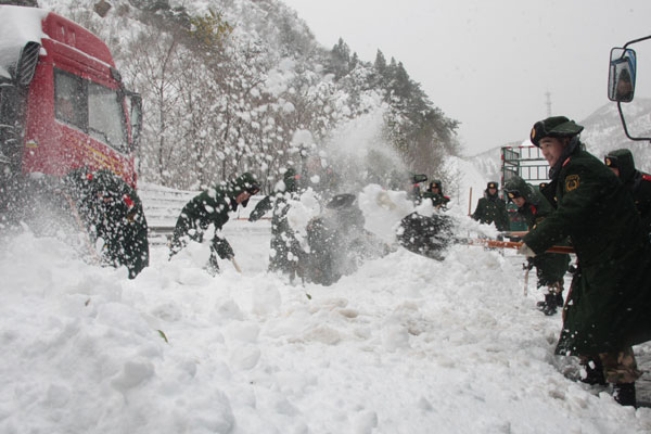 Storm strands tourists at Great Wall, killing 3