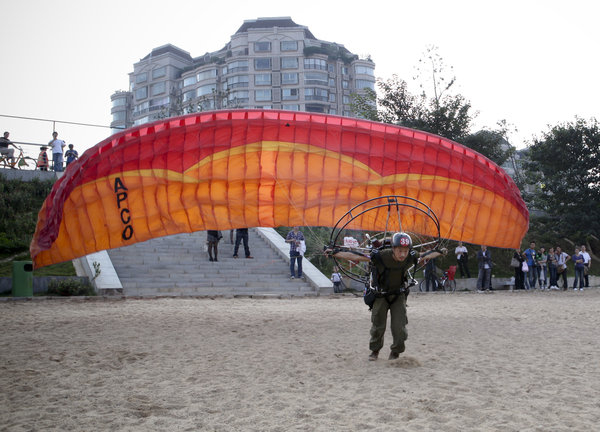 Worker beats traffic by paragliding to work