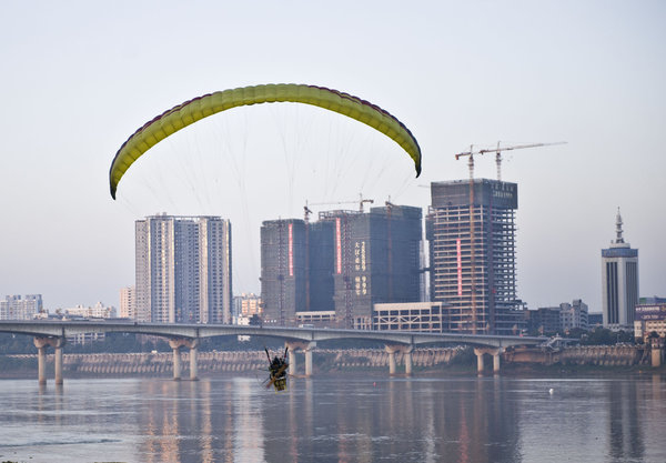 Worker beats traffic by paragliding to work