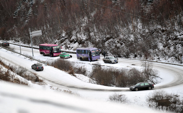 Snow brings traffic misery