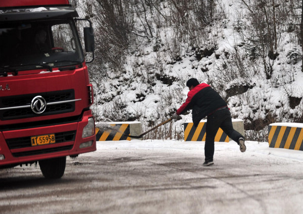 Snow brings traffic misery