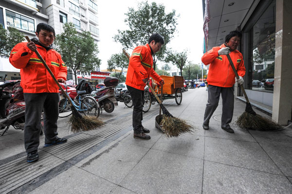 Civil servants spend a week cleaning in Zhejiang