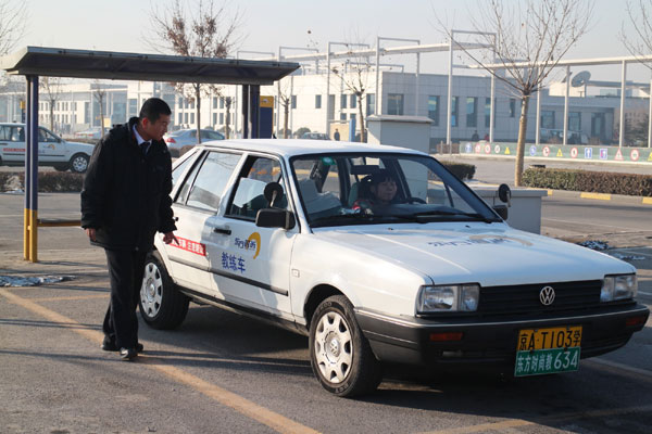 The newly revised driver's license tests, which took effect on Jan 1, added new subjects to the written knowledge test and increased difficulty levels in the driving skills test. Pass rate drops after new driving test