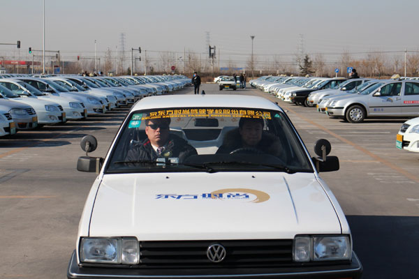 The newly revised driver's license tests, which took effect on Jan 1, added new subjects to the written knowledge test and increased difficulty levels in the driving skills test. Pass rate drops after new driving test