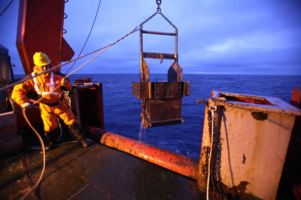 Icebreaker starts scientific research in Antarctic