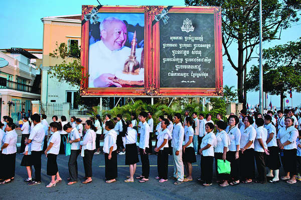 Leaders pay last respects to Sihanouk