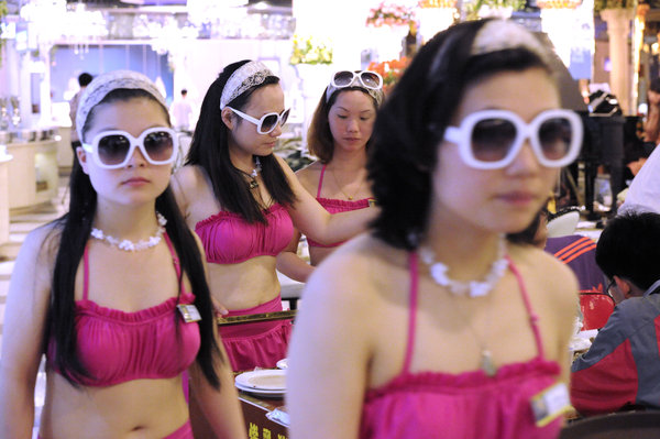 Restaurant told to end promotion with bikini waitresses