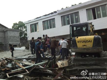 <FONT color=#ff0000>Live report: </FONT>7.0-magnitude quake hits SW China's Sichuan