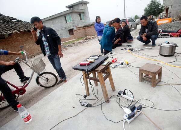 Telecom workers restore links after quake