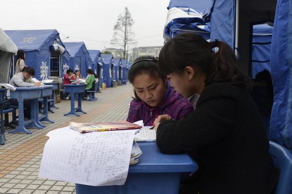 Students continue study in tents after quake