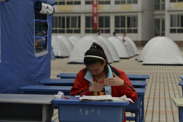 Students continue study in tents after quake