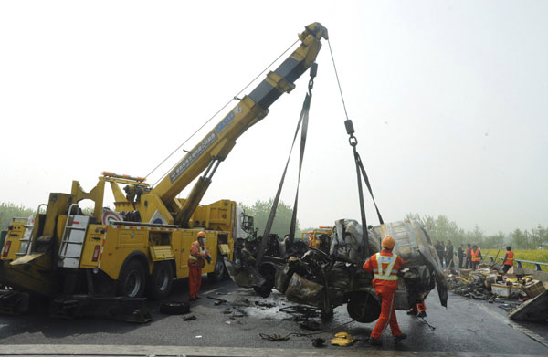 Expressway accident kills 8 in East China