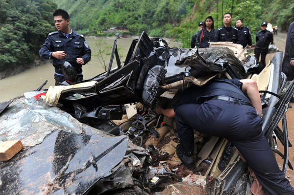 Landslide in quake-hit Lushan kills 3