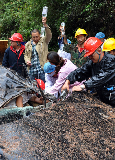 Landslide in quake-hit Lushan kills 3