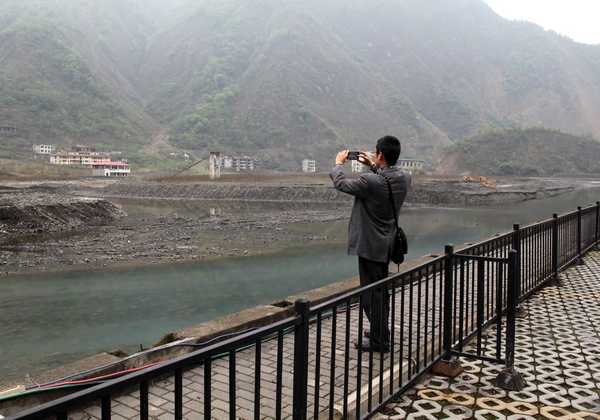 Photos then and now in Wenchuan