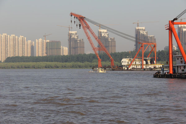 Yangtze Bridge strike ship sinks, 18 rescued