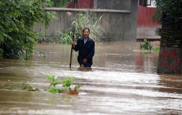 Heavy rain kills 15 in South China