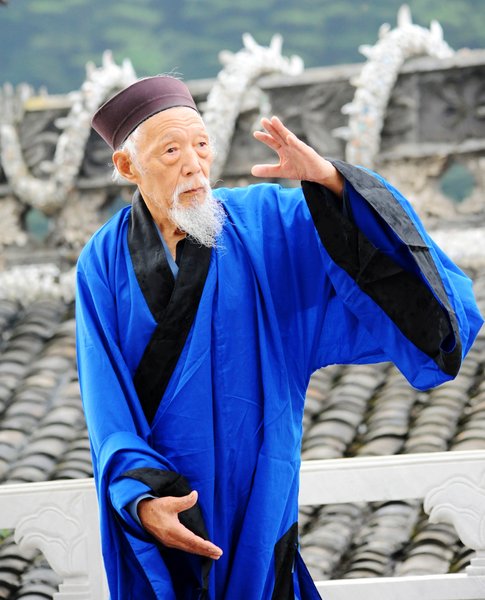 2,000 steps- a-day for 92-year-old Taoist